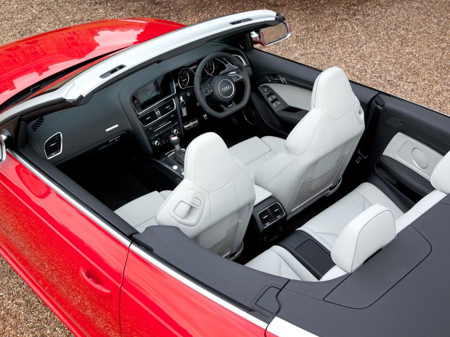 Интерьер Audi RS5 Cabriolet 2013 года  (UK) (фото 7 из 16)